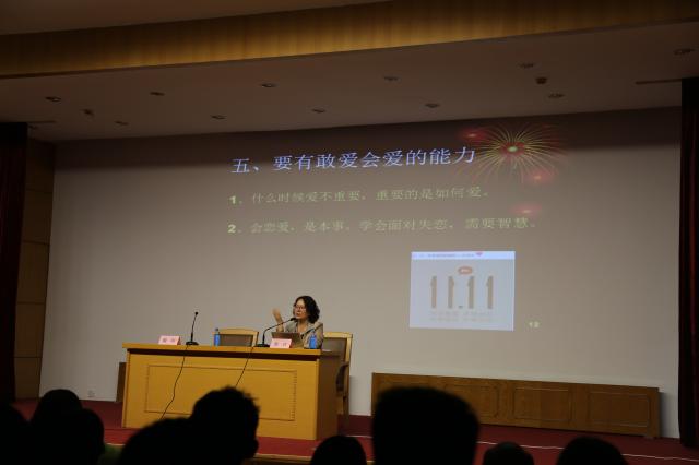 周红教授认真讲课 周红教授认真讲课