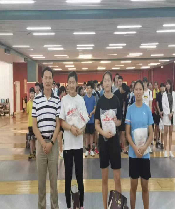 
沈朝阳院长为二青会冠军            
发放进口比赛服                       