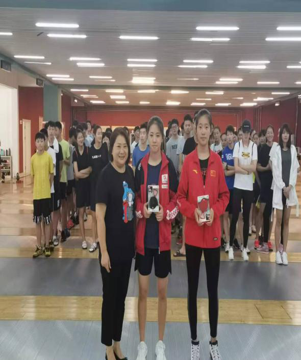             孔庆玮副院长为“读书体会”获
                         奖运动员颁奖