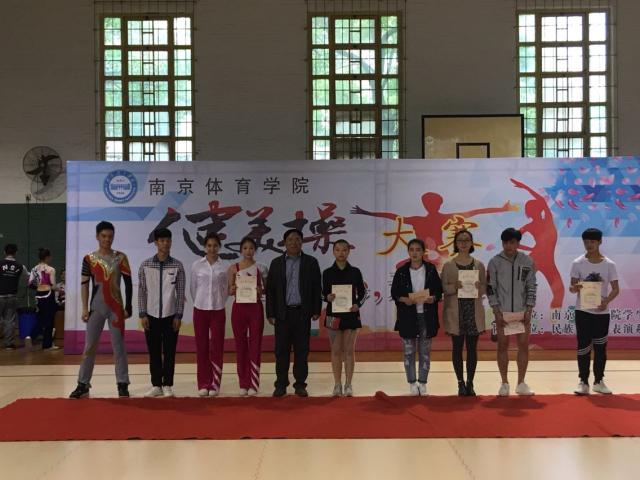 获奖代表与领导老师合影 获奖代表与领导老师合影