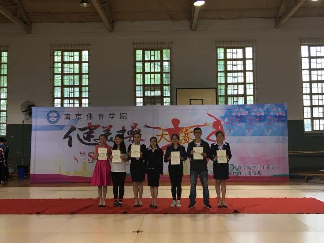 获奖代表与领导老师合影 获奖代表与领导老师合影